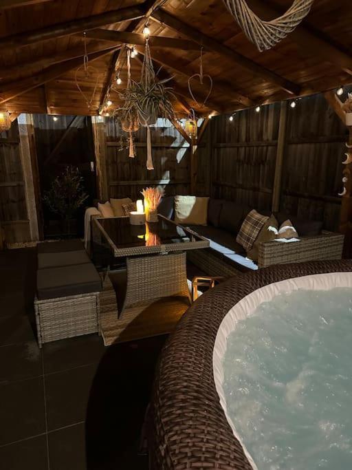 Barn With Hot Tub Villa Goff's Oak Eksteriør billede